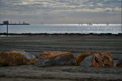 22-Santa-Pola-intressanta-stenar-i-forgrunden-segelbatar-i-horisonten-scaled